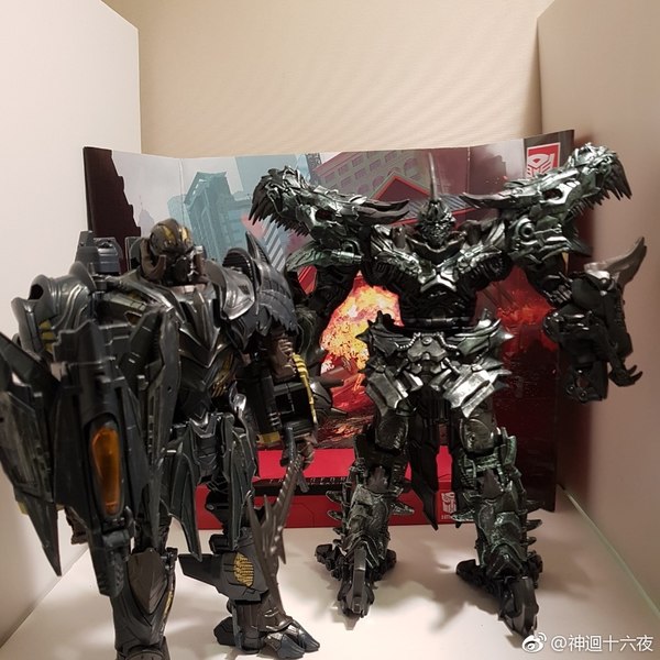 Studio Series Leader Class Grimlock In Hand Photos  19 (19 of 21)